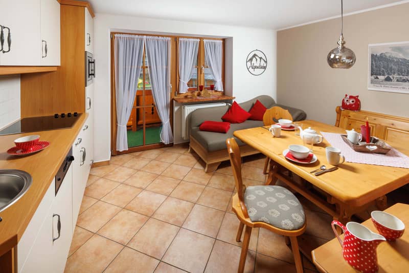 Ferienwohnung Außenansicht mit Bergpanorama